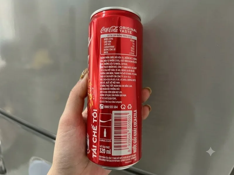 Lon Coca 330 ml chứa khoảng 34,7 g đường và có caffeine.