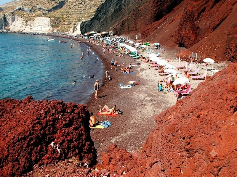 Bãi biển Đỏ tại đảo Santorini có màu đặc trưng