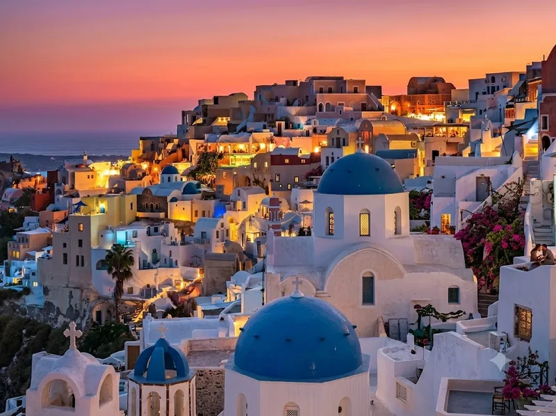 Hoàng hôn và ẩm thực địa phương làm phong phú trải nghiệm Santorini.