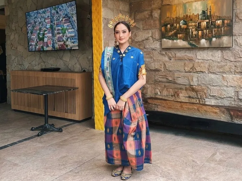 Baju Bodo của người Bugis nổi bật với áo rộng và màu sắc rực rỡ
